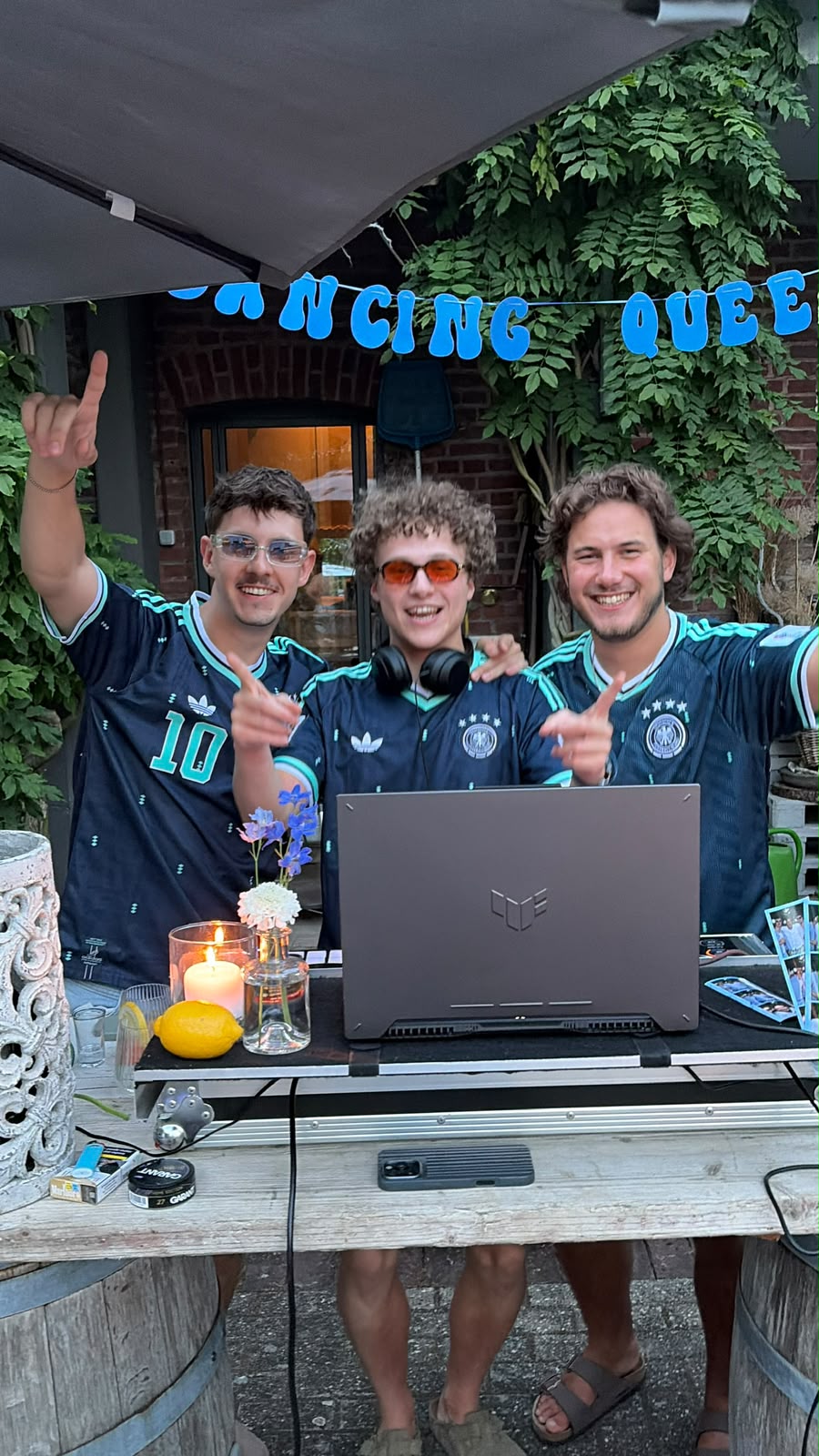 Die drei Tacos hinter dem DJ-Pult
